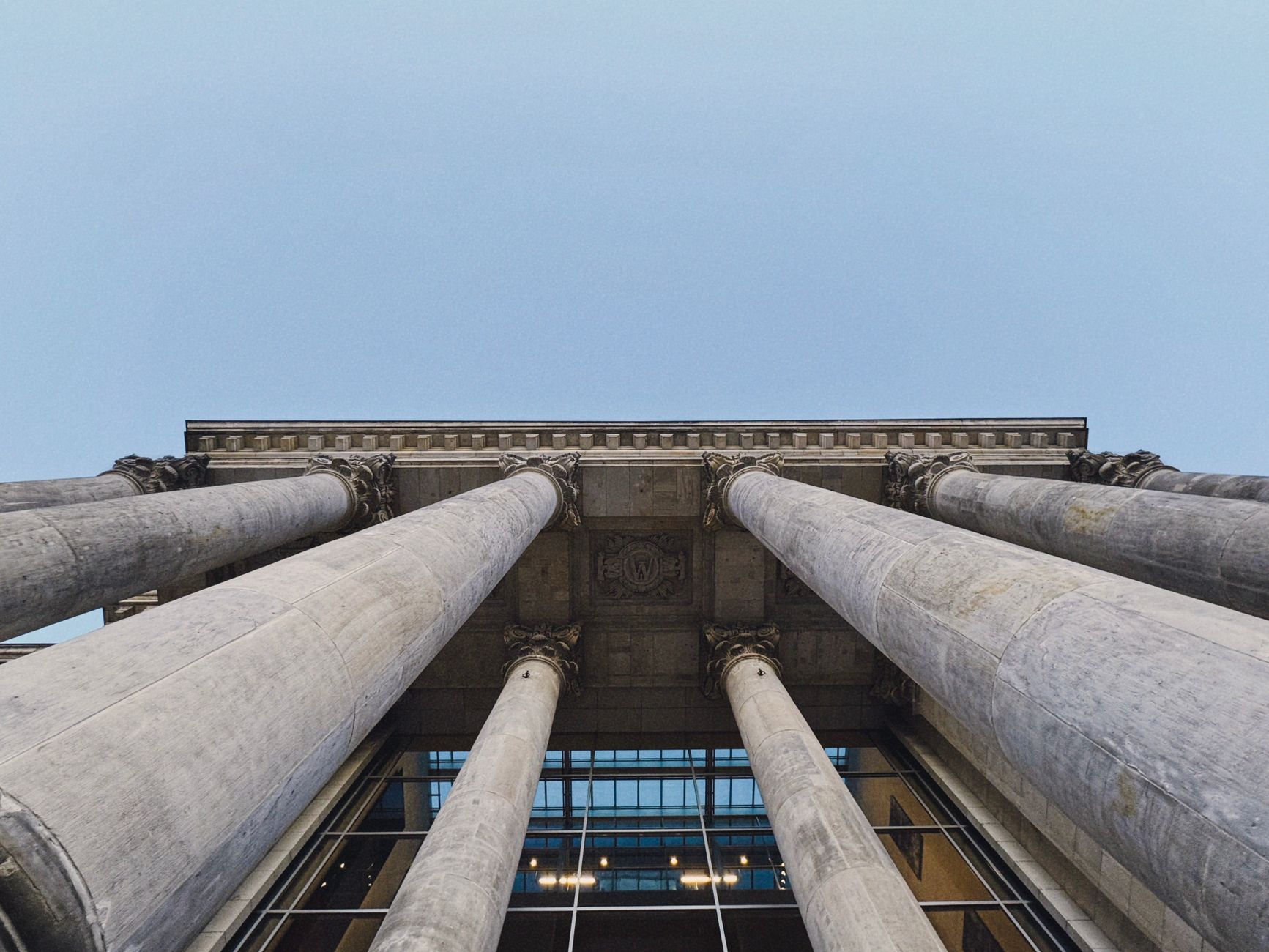 Columnas de un edificio institucional vistas desde abajo