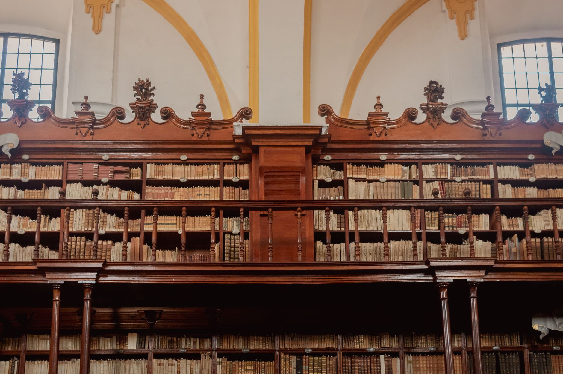 Biblioteca jurídica con estanterías de madera y volúmenes encuadernados