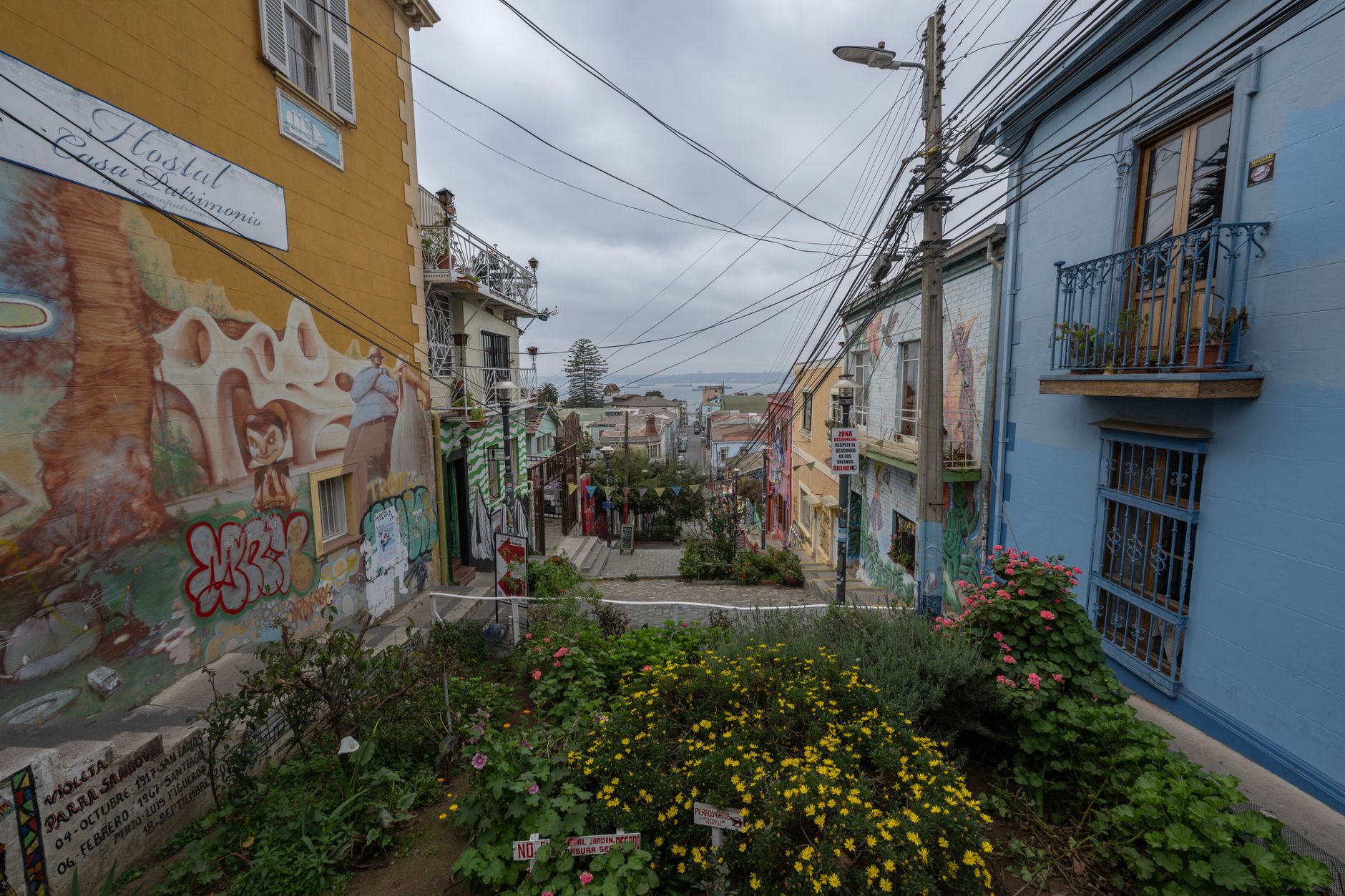 Calle de un cerro de Valparaíso con fachadas de colores