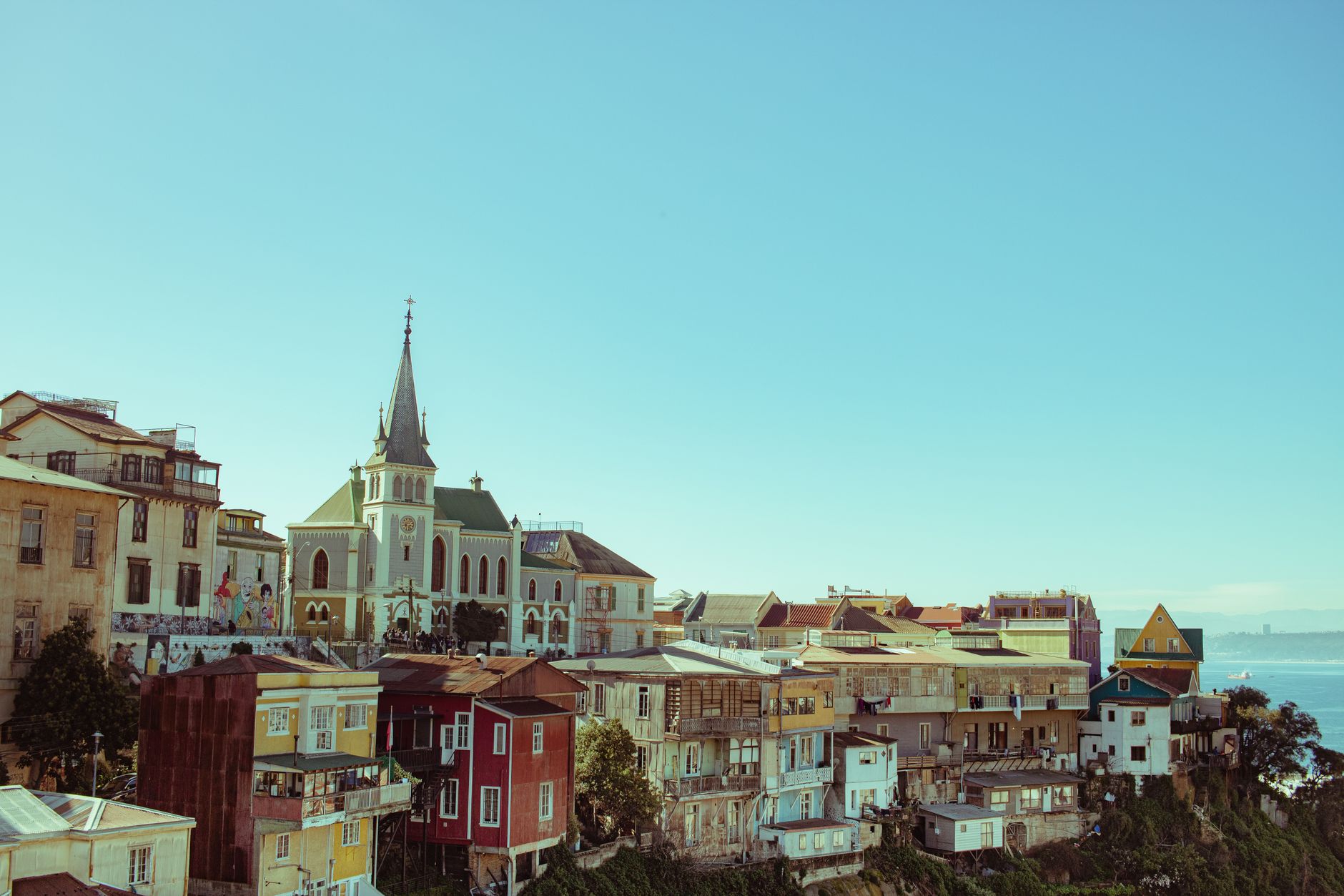 Vista de los cerros de Valparaíso al atardecer